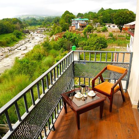 Aachman River And Valley View Resort Dharamshala - A Riverside Resort With Balcony View 외부 사진