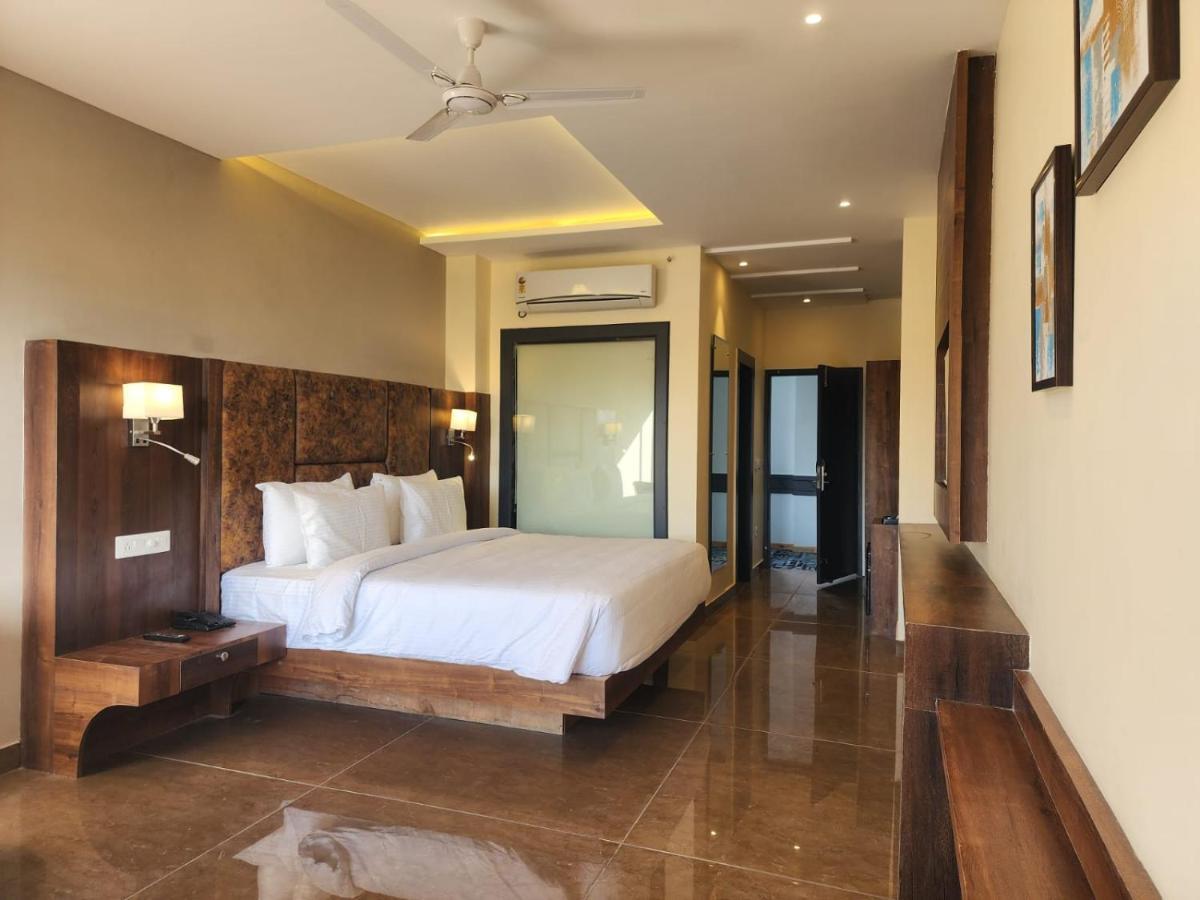 Aachman River And Valley View Resort Dharamshala - A Riverside Resort With Balcony View 외부 사진