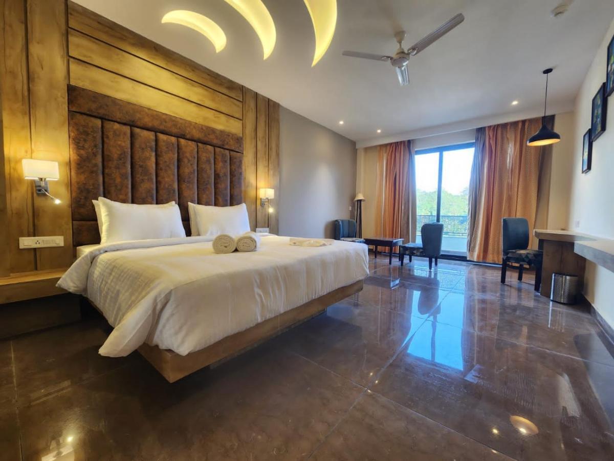 Aachman River And Valley View Resort Dharamshala - A Riverside Resort With Balcony View 외부 사진