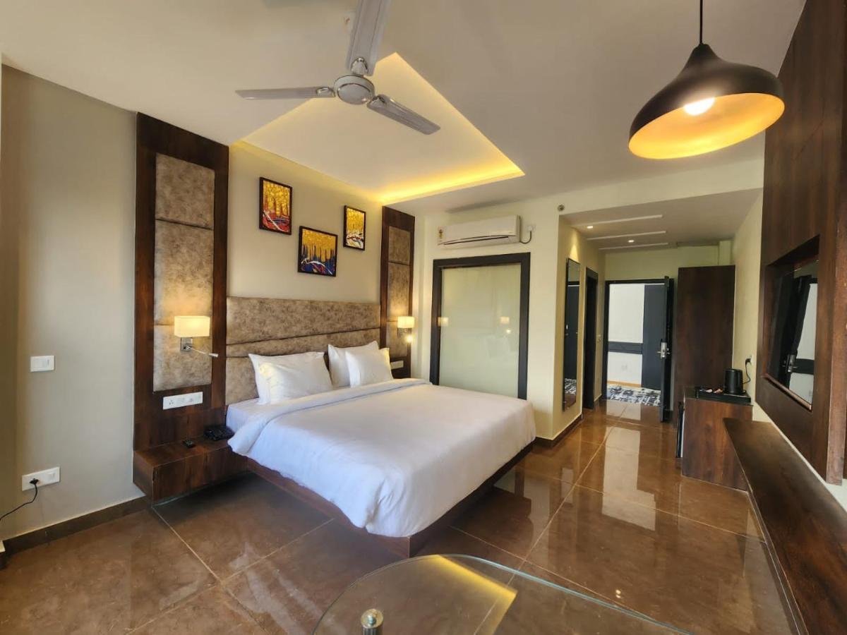 Aachman River And Valley View Resort Dharamshala - A Riverside Resort With Balcony View 외부 사진