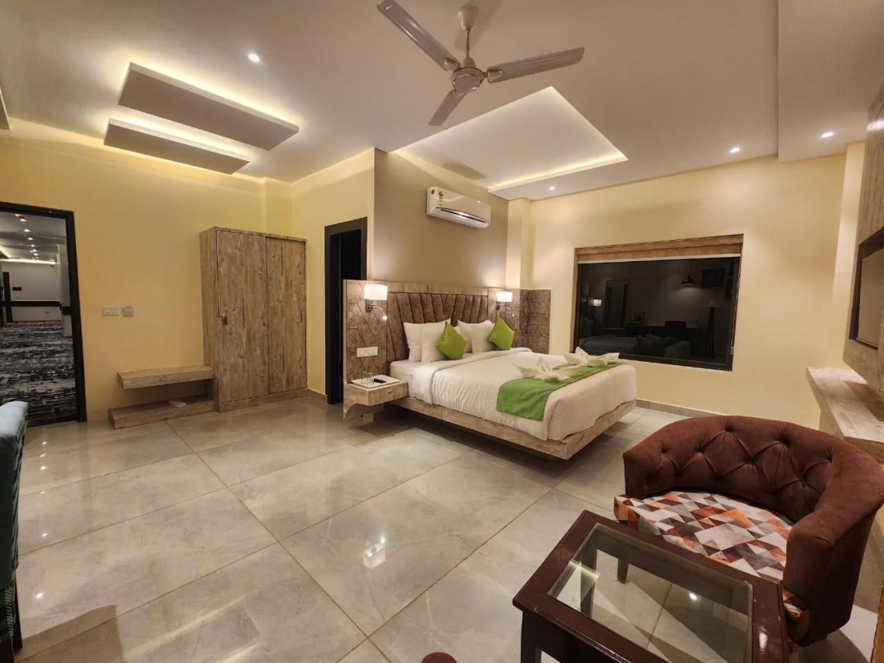 Aachman River And Valley View Resort Dharamshala - A Riverside Resort With Balcony View 외부 사진