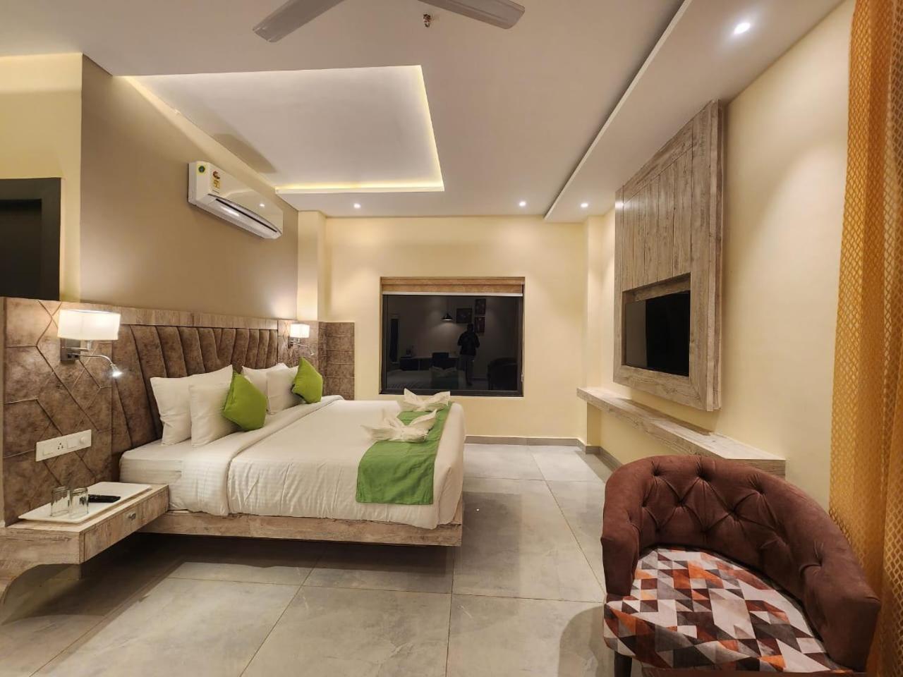 Aachman River And Valley View Resort Dharamshala - A Riverside Resort With Balcony View 외부 사진
