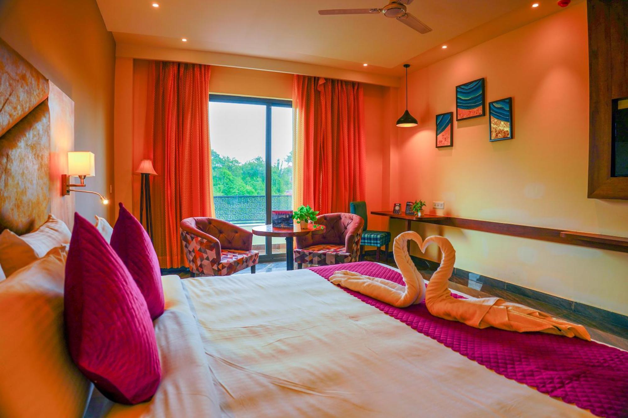 Aachman River And Valley View Resort Dharamshala - A Riverside Resort With Balcony View 외부 사진