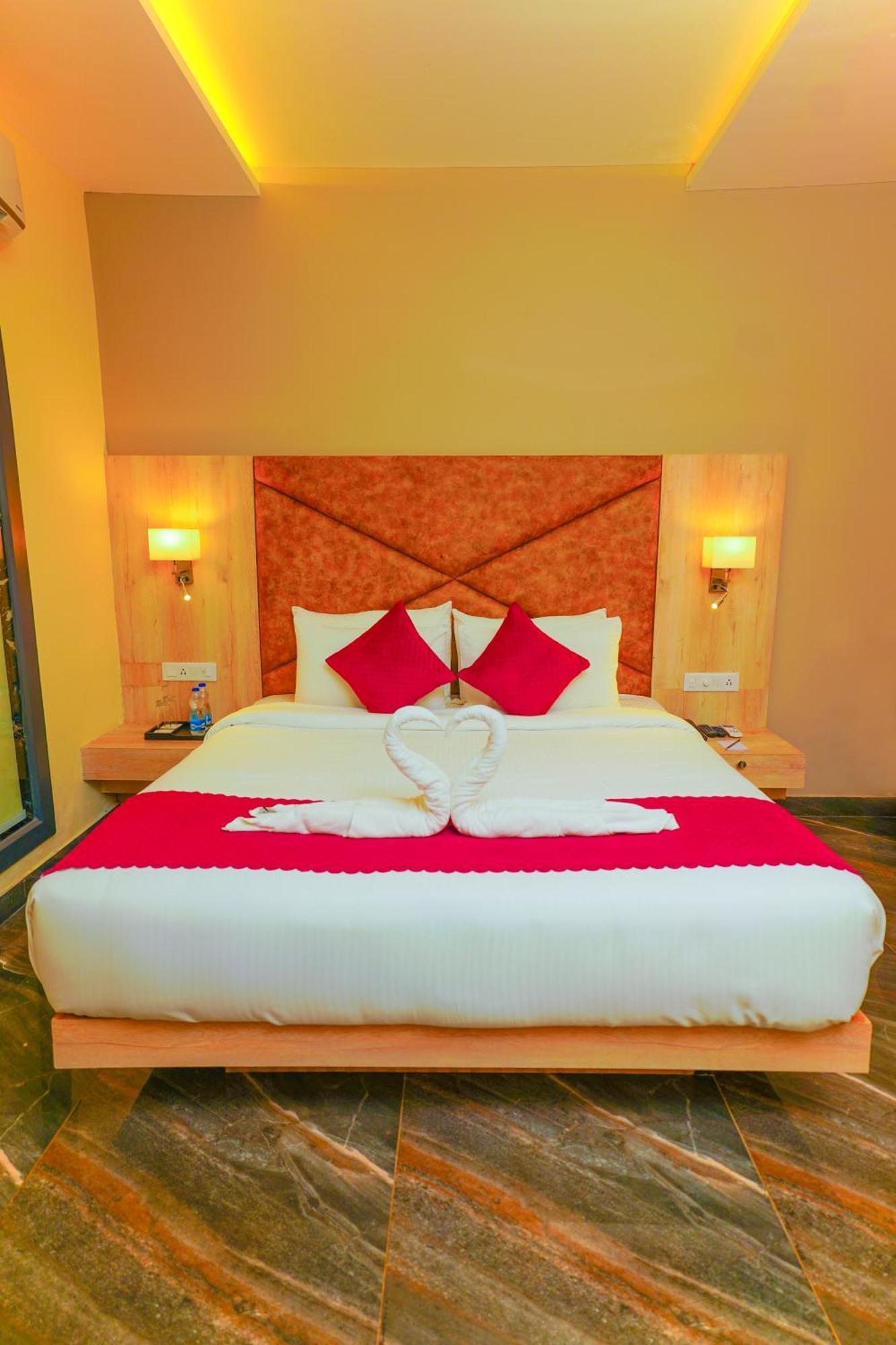 Aachman River And Valley View Resort Dharamshala - A Riverside Resort With Balcony View 외부 사진