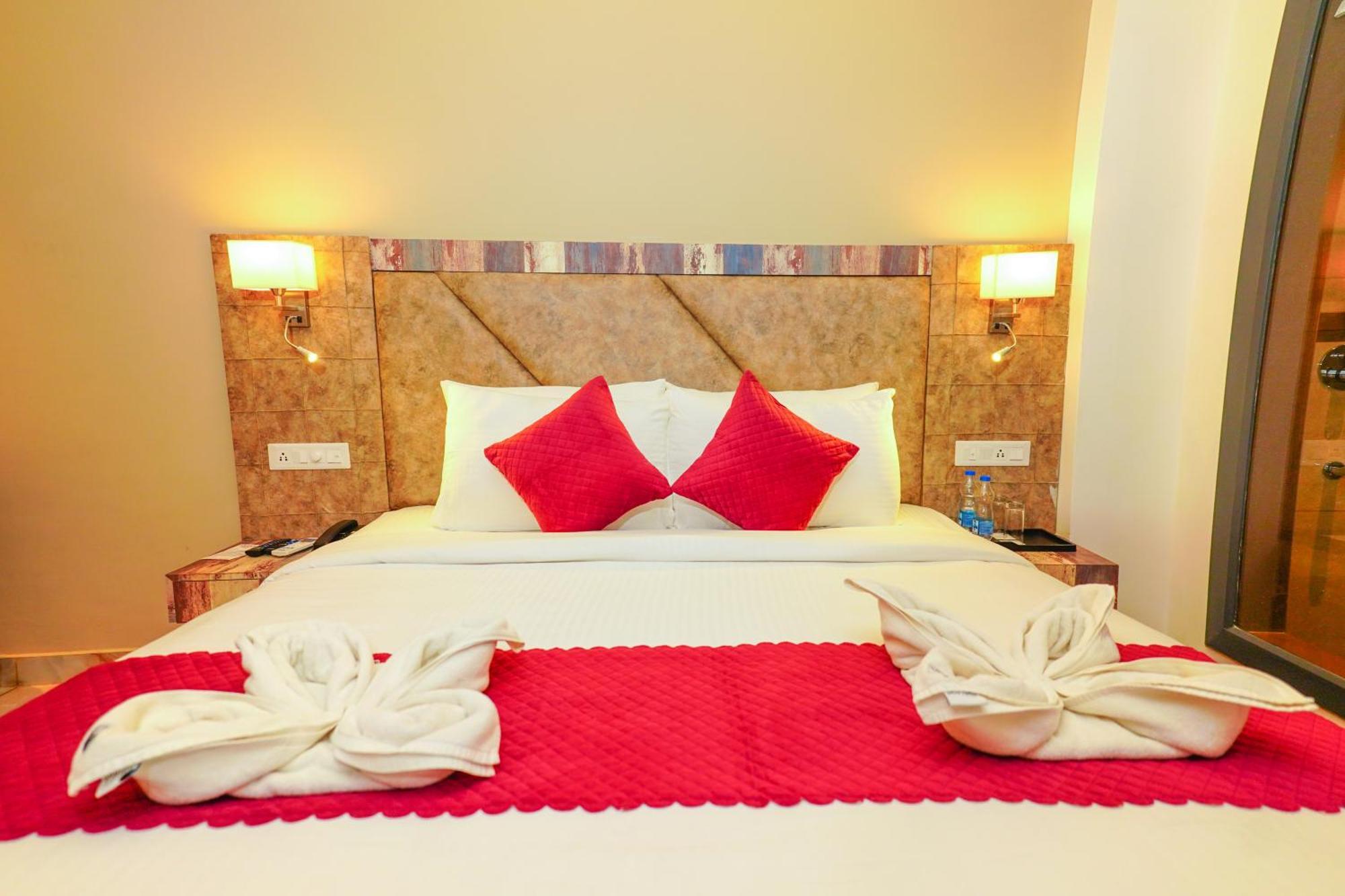 Aachman River And Valley View Resort Dharamshala - A Riverside Resort With Balcony View 외부 사진