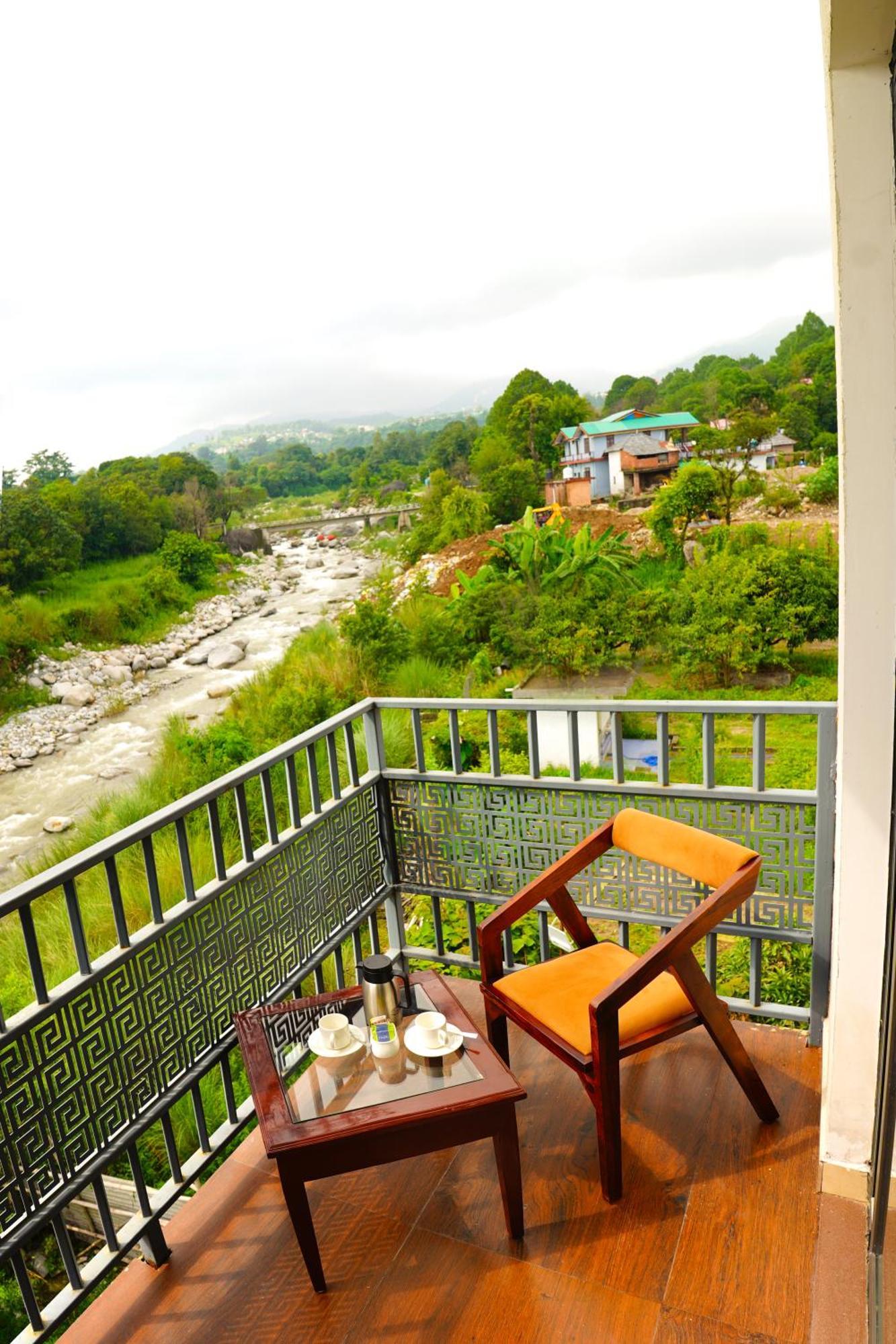 Aachman River And Valley View Resort Dharamshala - A Riverside Resort With Balcony View 외부 사진