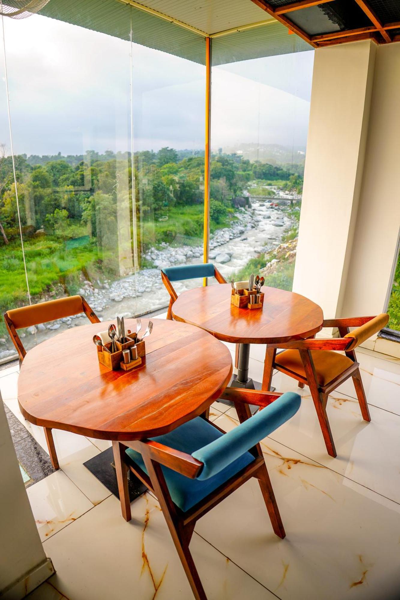 Aachman River And Valley View Resort Dharamshala - A Riverside Resort With Balcony View 외부 사진