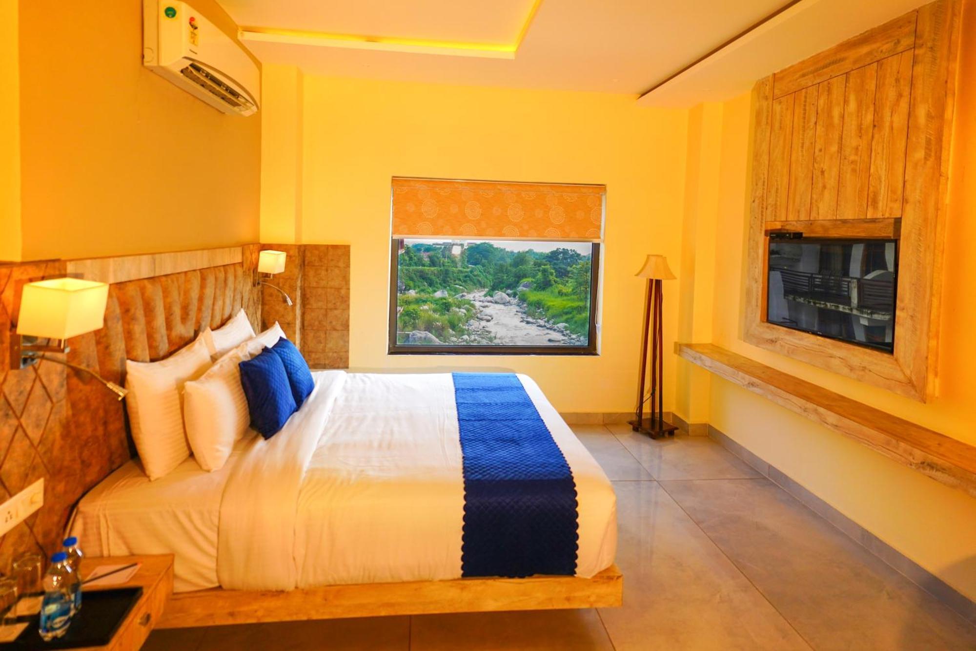 Aachman River And Valley View Resort Dharamshala - A Riverside Resort With Balcony View 외부 사진