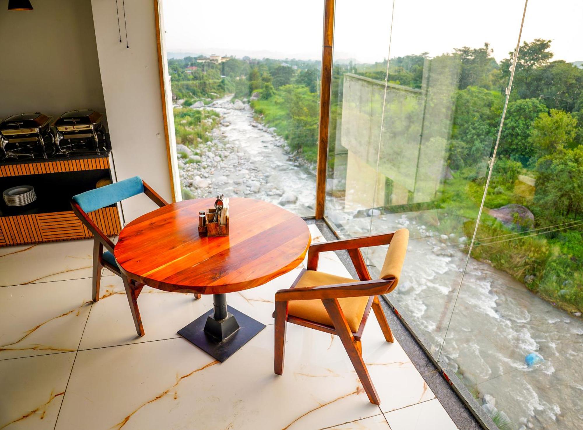 Aachman River And Valley View Resort Dharamshala - A Riverside Resort With Balcony View 외부 사진