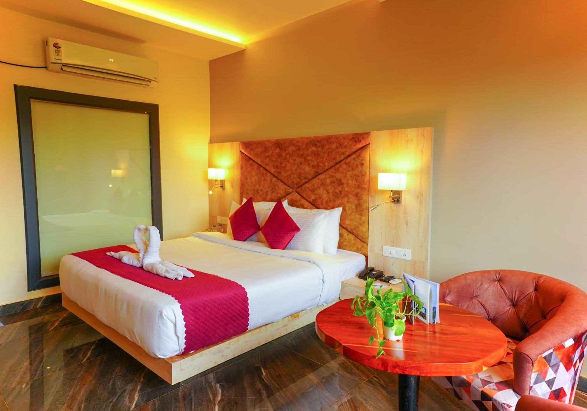 Aachman River And Valley View Resort Dharamshala - A Riverside Resort With Balcony View 외부 사진