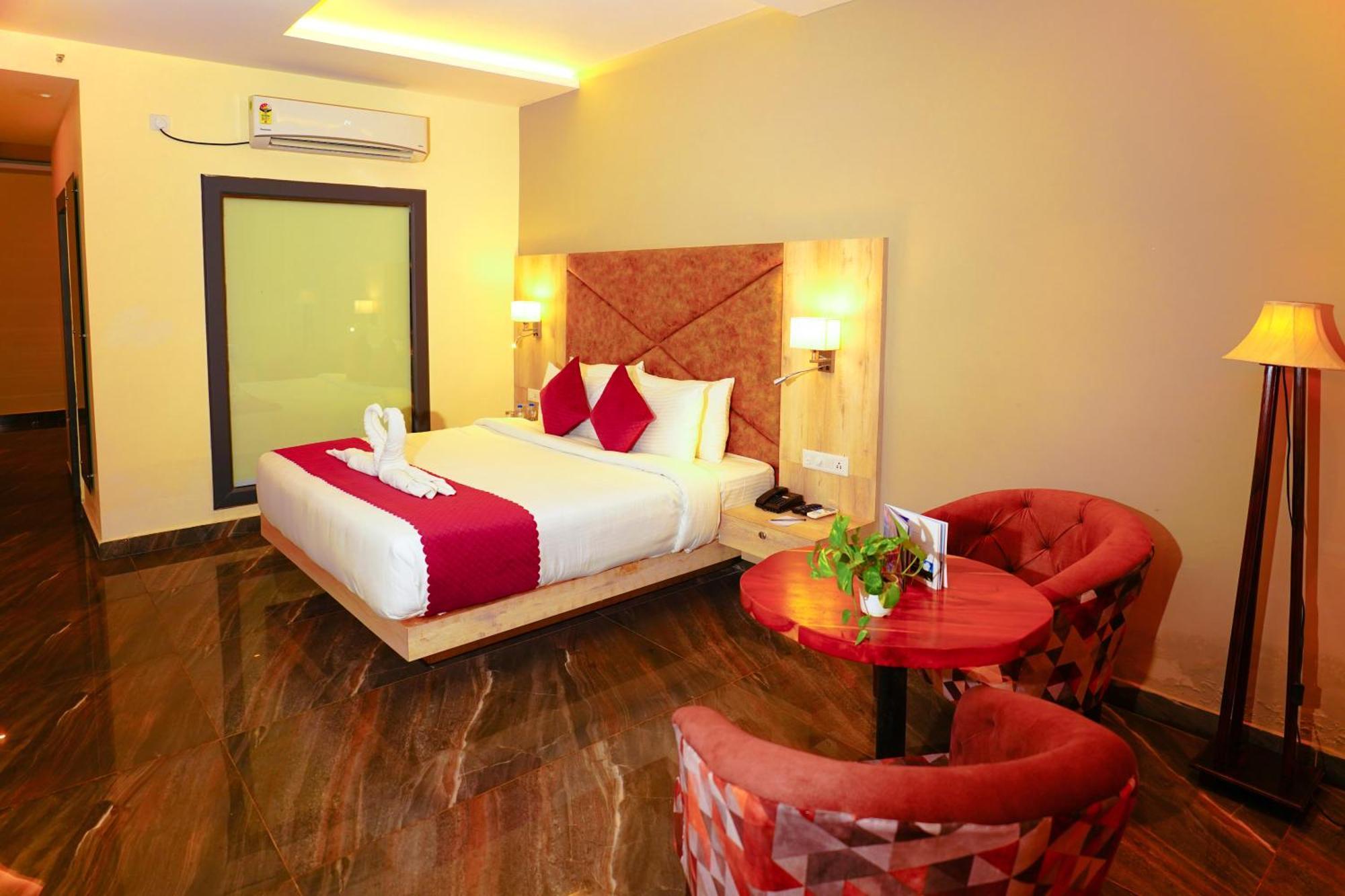 Aachman River And Valley View Resort Dharamshala - A Riverside Resort With Balcony View 외부 사진